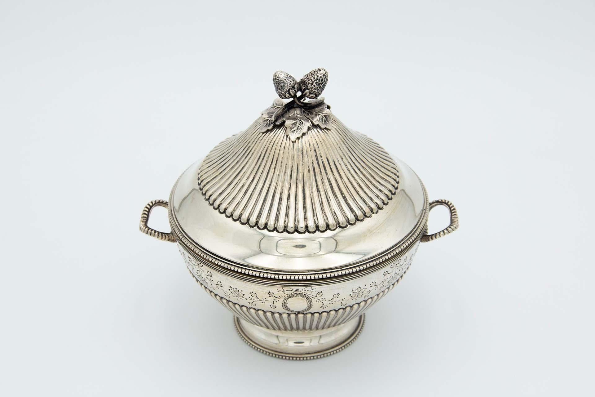 Silver soup tureen with fluted reliefs For Sale