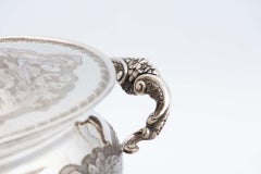 Soupière en argent avec reliefs