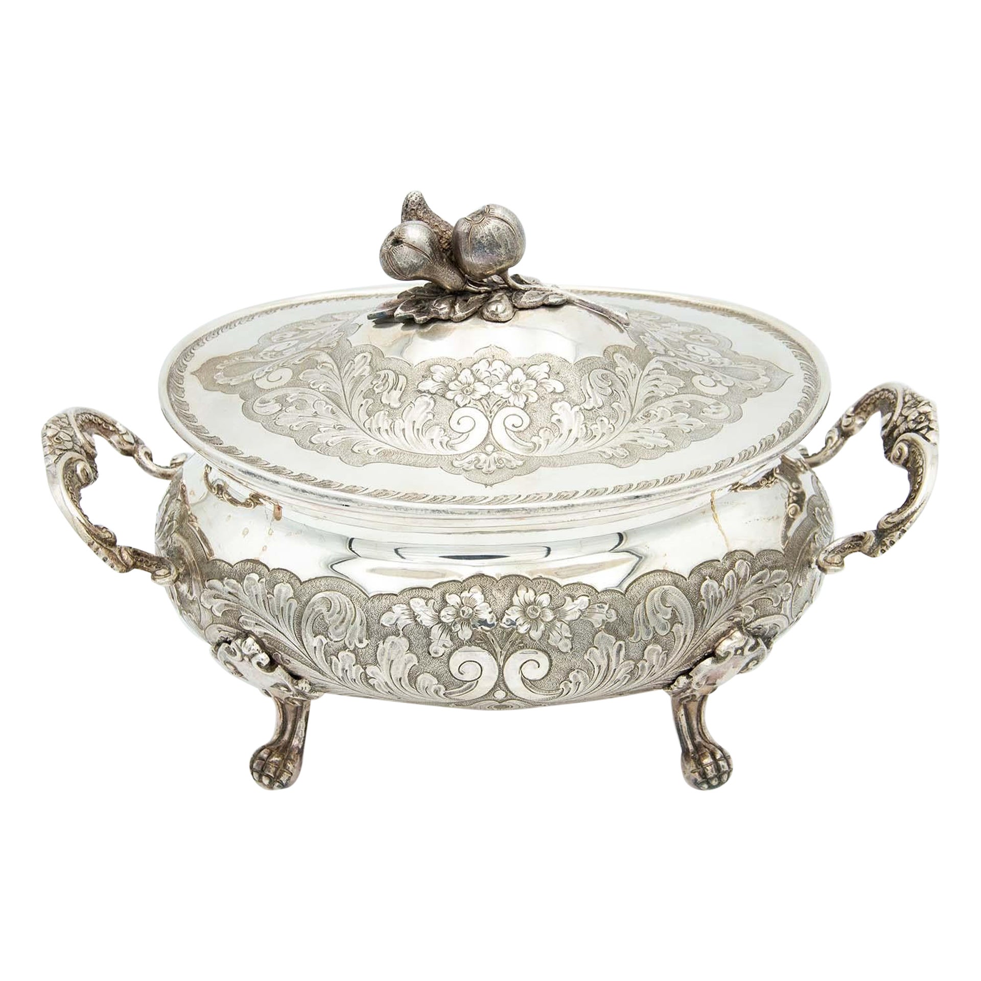 Soupière en argent avec reliefs en vente