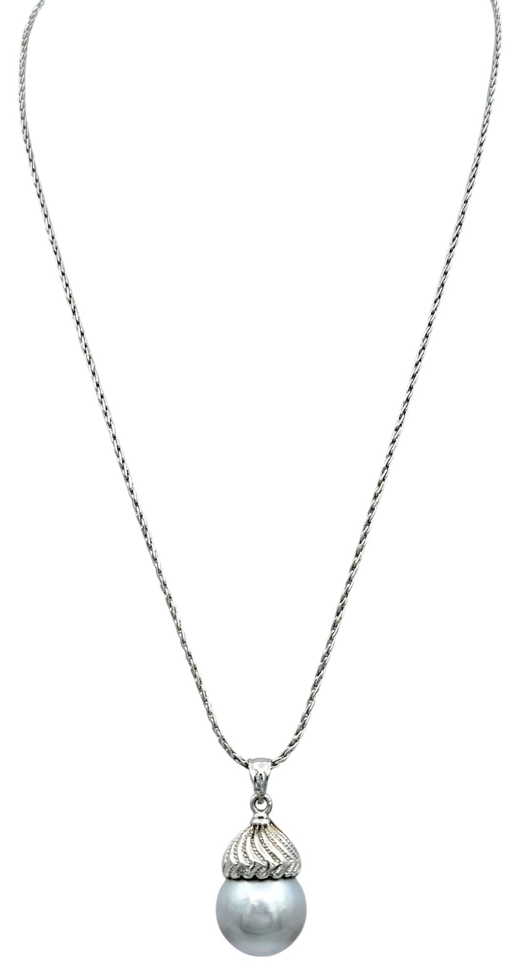 Taglio rotondo Collana con ciondolo di perle dei mari del sud in argento con catena a corda in oro bianco 14 carati in vendita