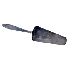 Silver spatula for serving cakes with fine contours on the handle