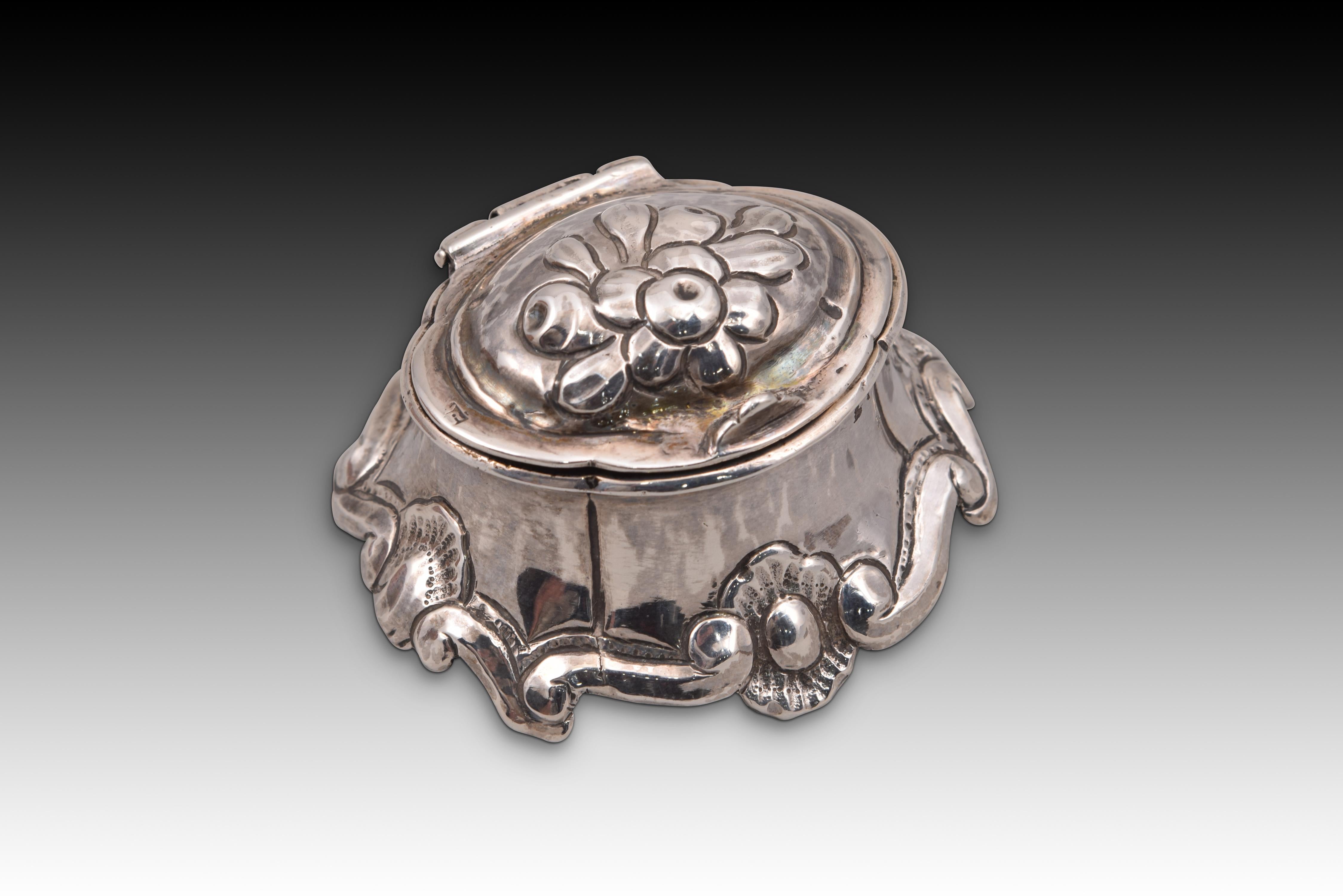 Portaspezie. Silver. DE LUQUE Y LEYVA, Juan. Cordoba, XVIII secolo. 
Con segni di contrasto.
 Portaspezie in argento nel suo colore con un corpo frustoconico, un bordo inferiore sinuoso che poggia su gambe a voluta con motivi venati e floreali, una