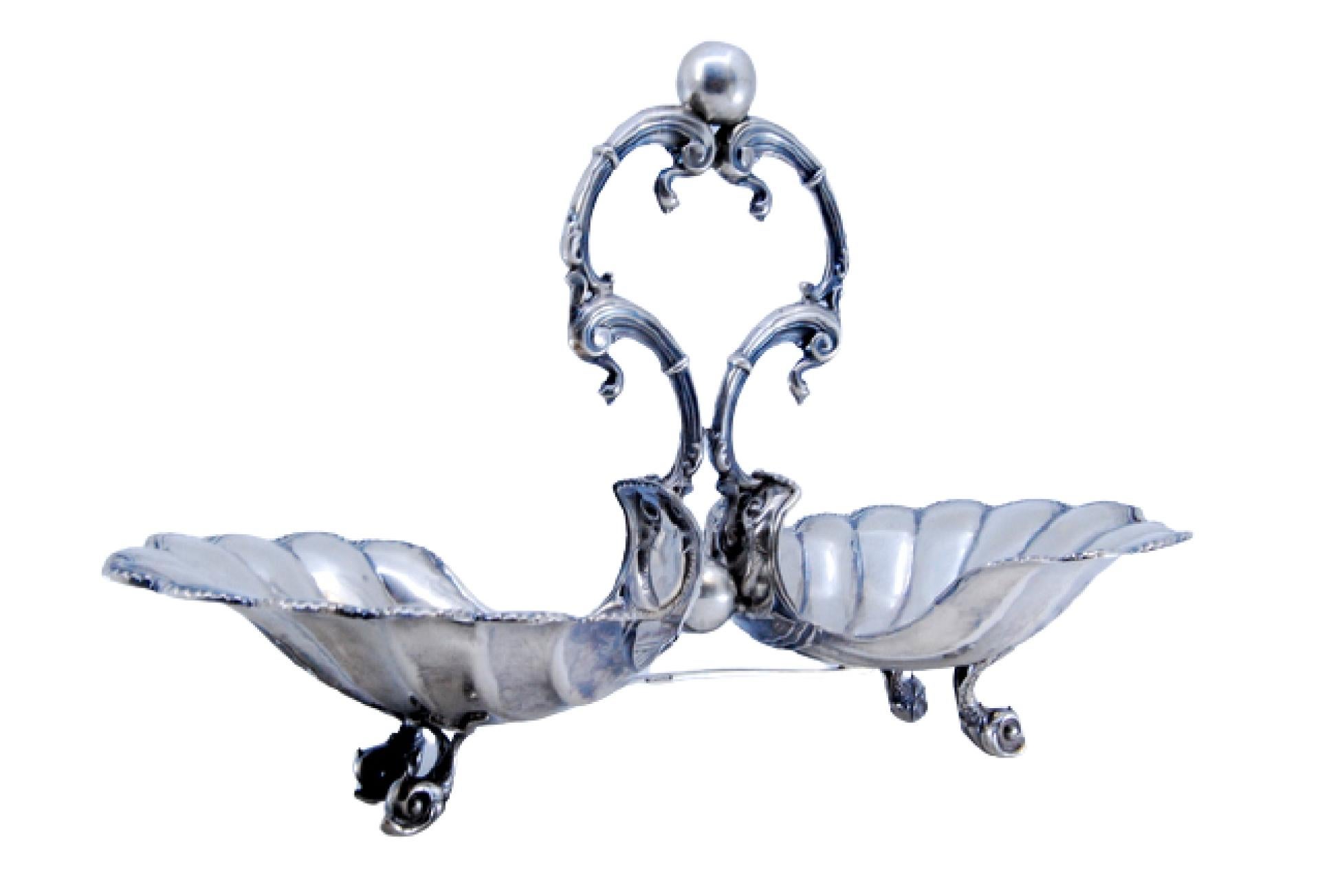 Silver spice rack shaped as shells with beaded rim on four feet For Sale
