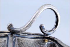 Silver spice rack with smooth handle and three clover-shaped containers