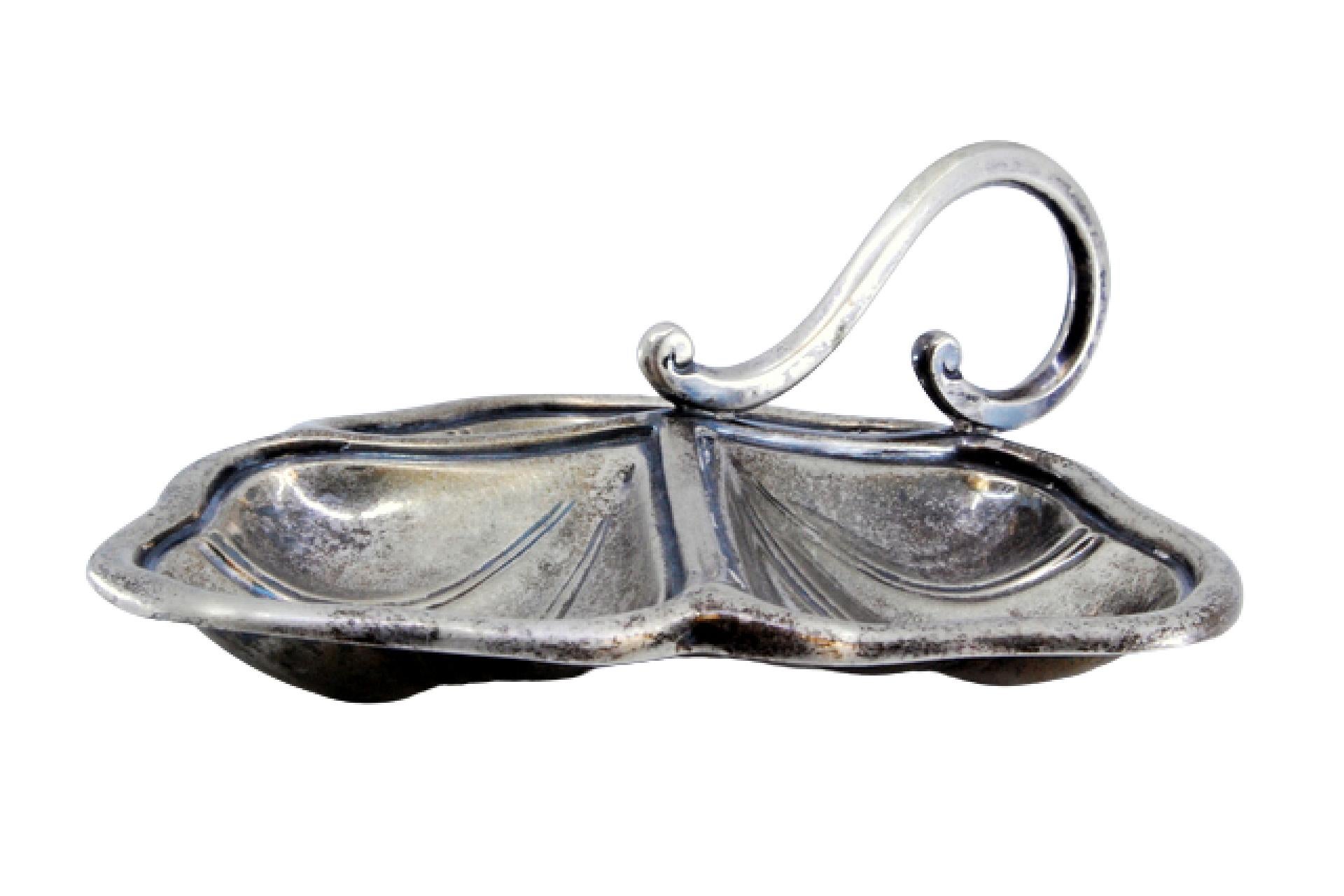 Silver spice rack with smooth handle and three clover-shaped containers For Sale