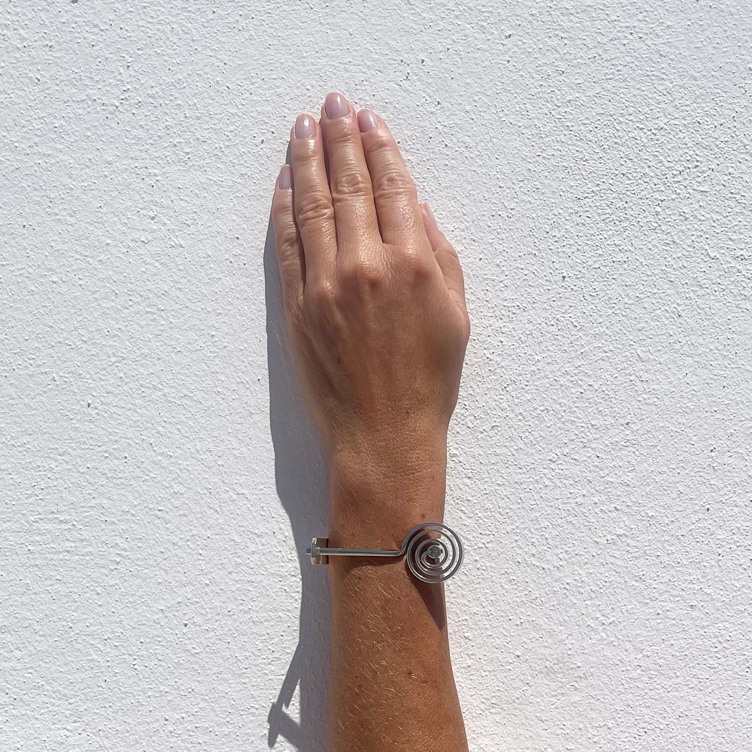 Bracelet en spirale en argent réalisé par le Smith & Smith suédois Lars Håkansson. Fabriquée en 1981 en vente 6