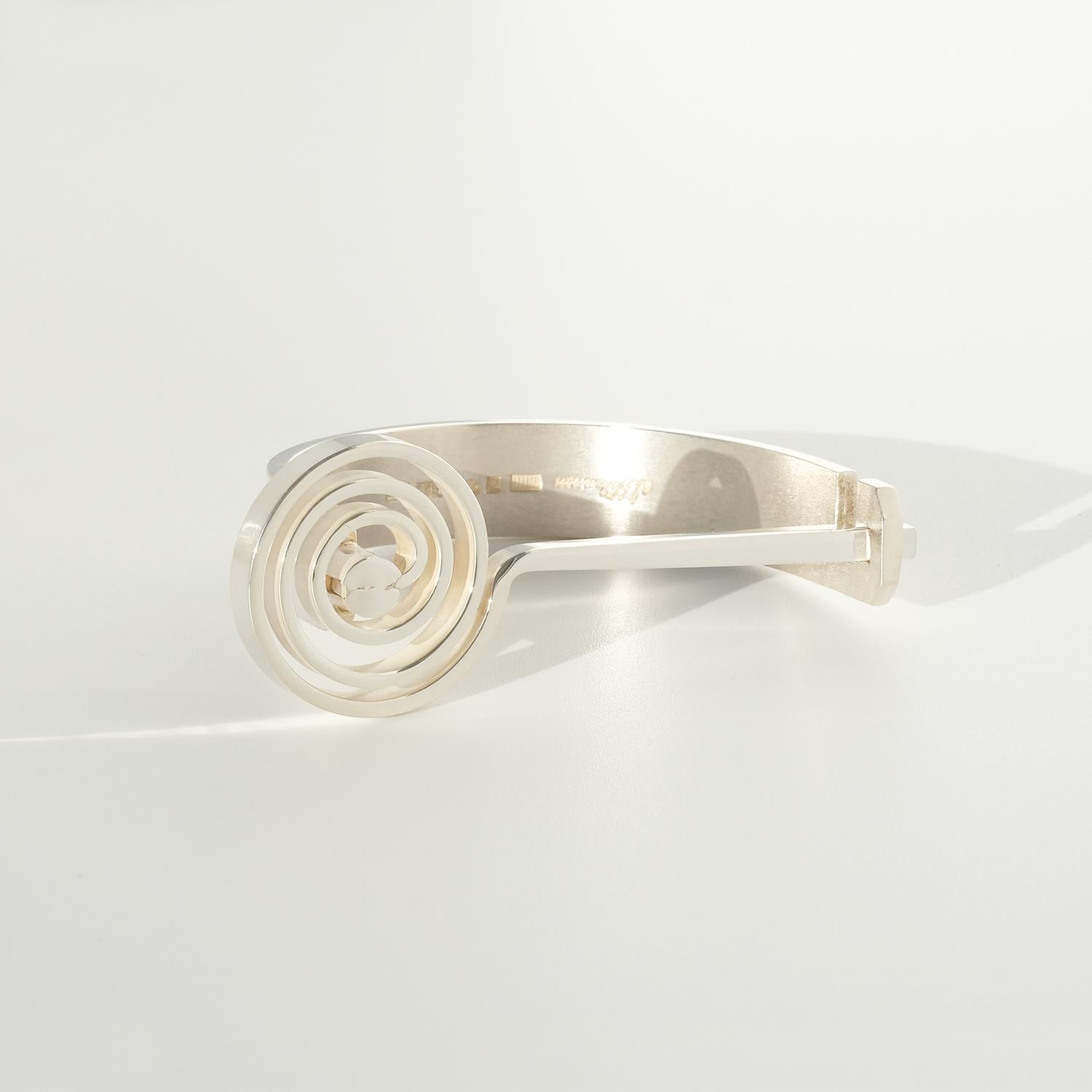 Ce bracelet en argent sterling est fixe et présente une surface brillante. Il est surmonté d'une spirale argentée. Le bracelet s'ouvre facilement à l'aide d'un fermoir. Une fonction d'ouverture et de fermeture très intelligente.

Ce bracelet