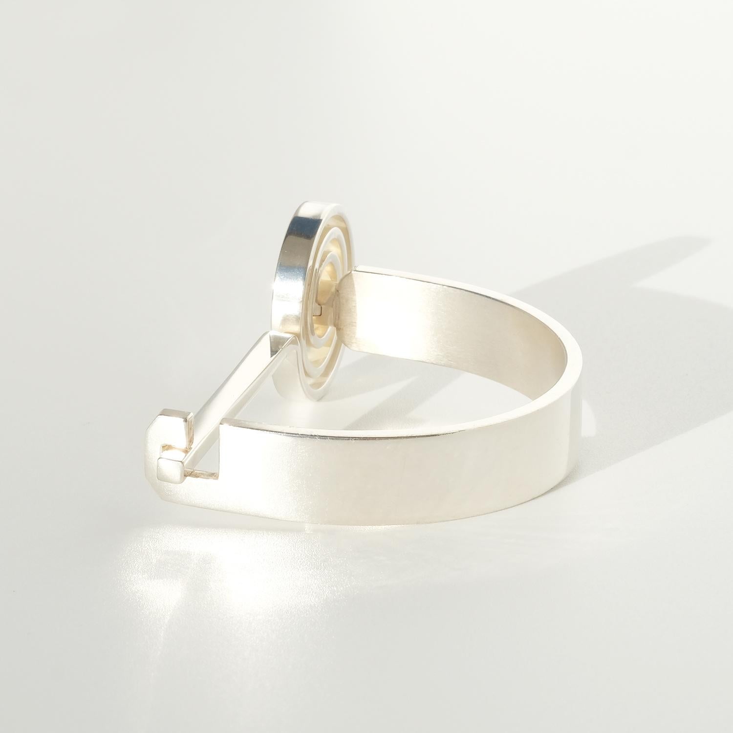 Bracelet en spirale en argent réalisé par le Smith & Smith suédois Lars Håkansson. Fabriquée en 1981 en vente 1