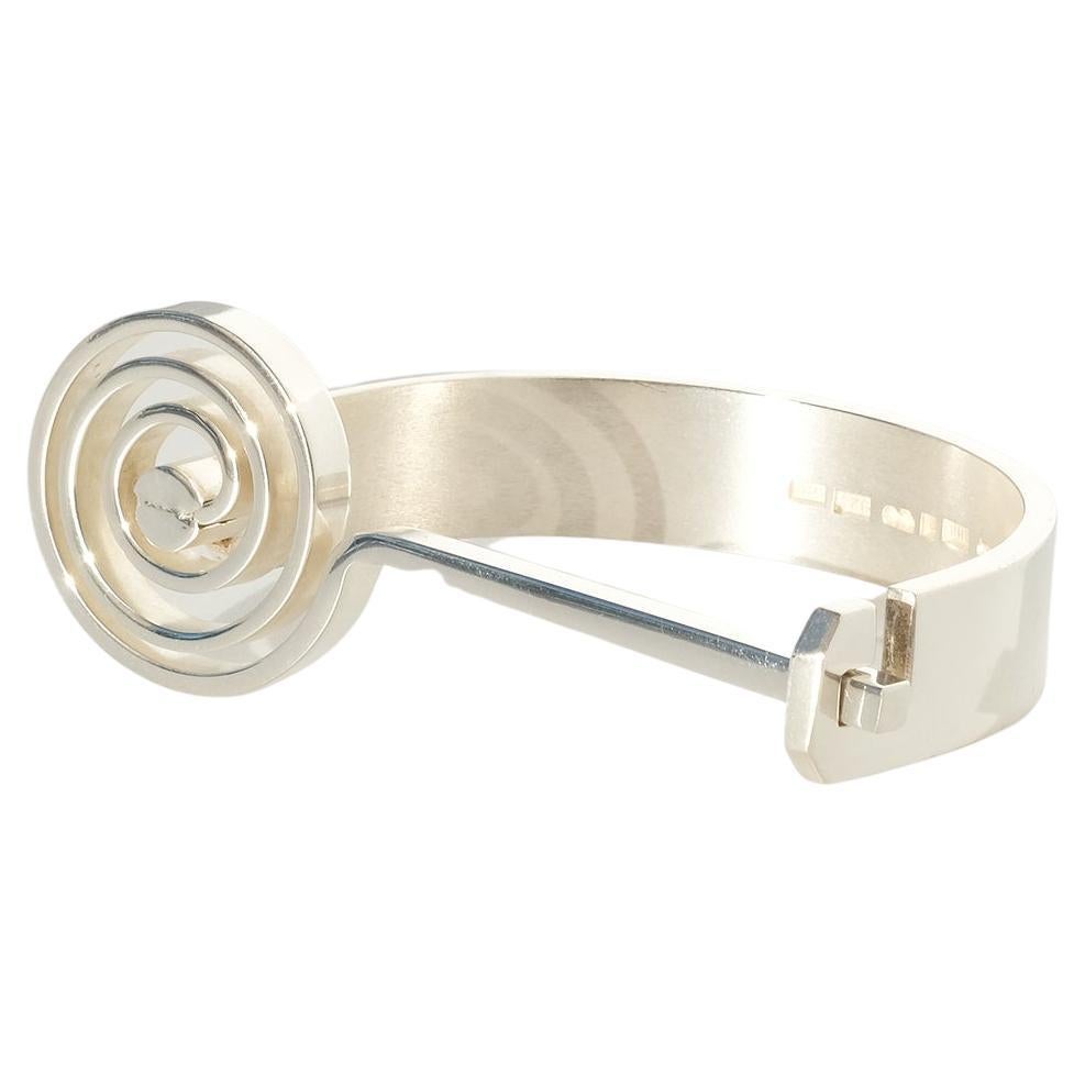 Bracelet en spirale en argent réalisé par le Smith & Smith suédois Lars Håkansson. Fabriquée en 1981
