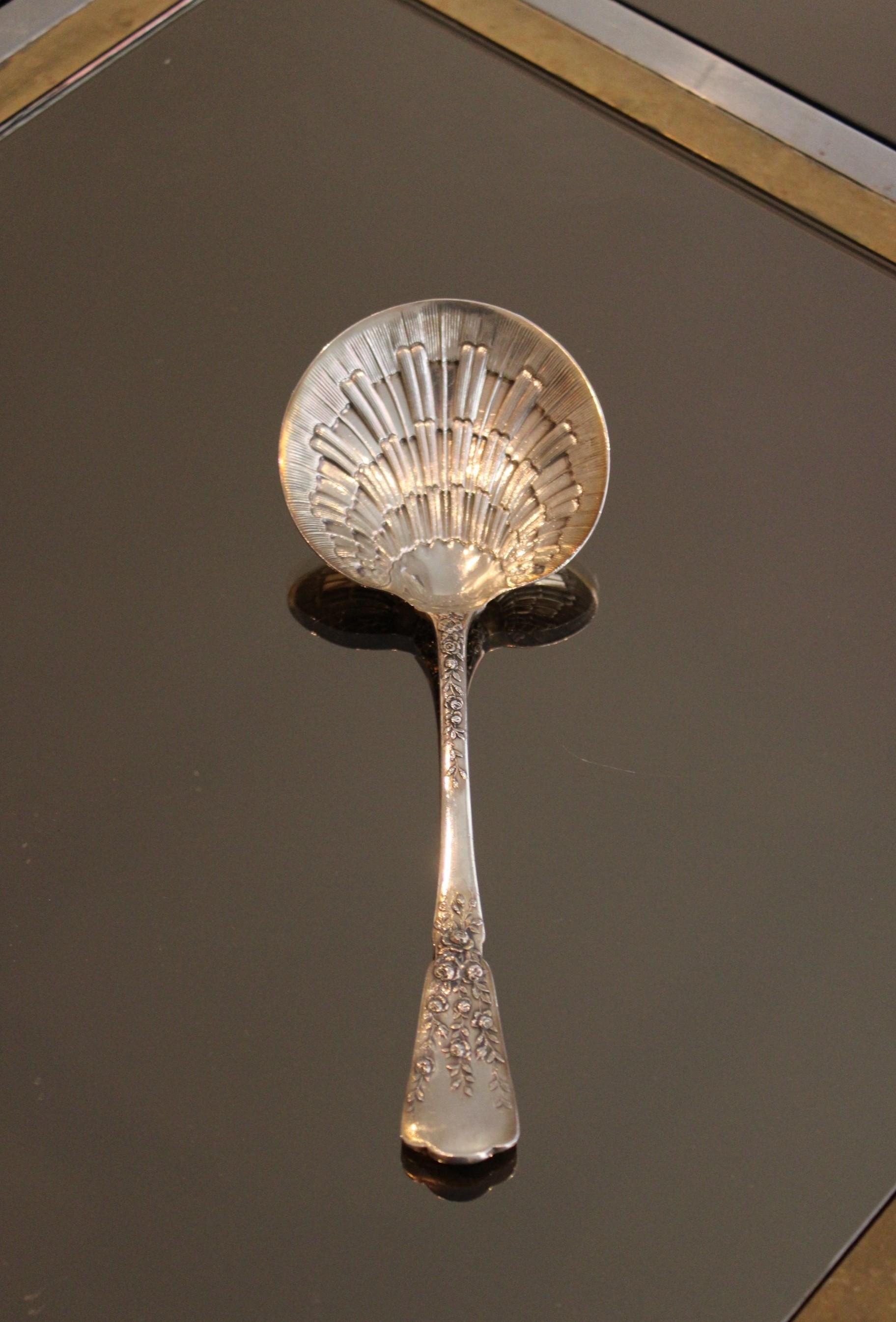 Solid silver spoon, 19th century.
Shell-shaped spoon, floral pattern on the handle.
Hallmark Minerva.

Weight : 110g