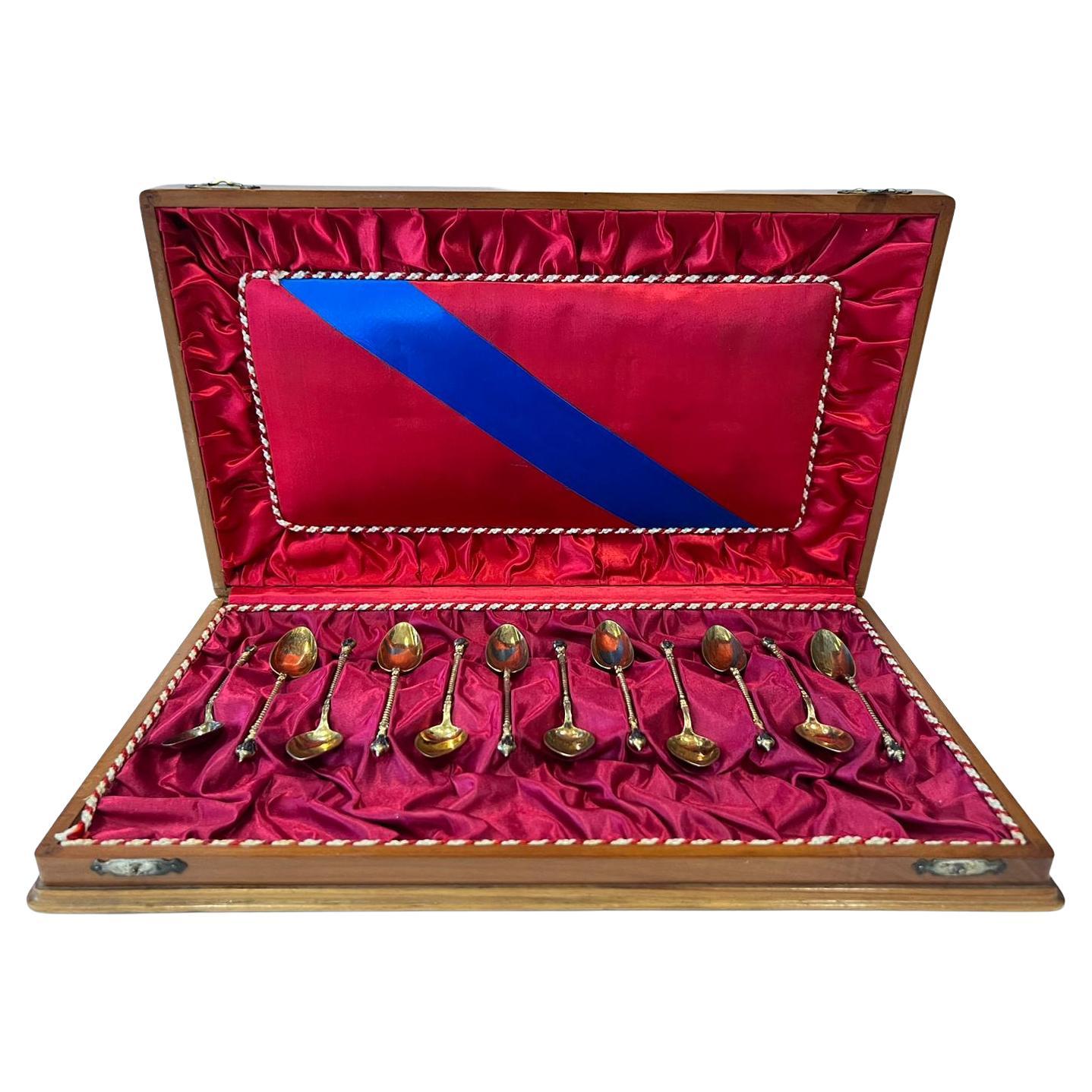 12 Silberlöffel mit Goldauflage und Kopf, der in einen gedrehten Stiel übergeht, um 1900 mit Schachtel in gutem Originalzustand