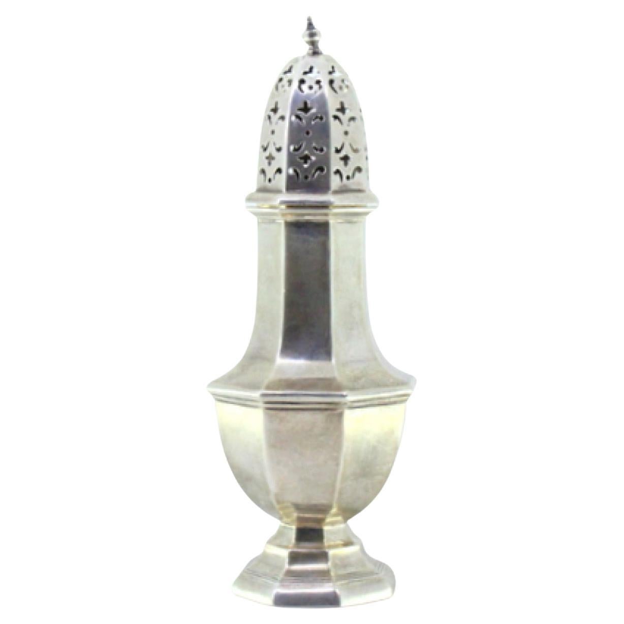 Silver sprinkler in octagonal shape with knob on the lid and grooves on the base