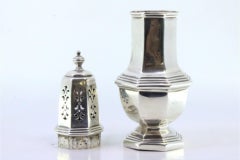 Silver sprinkler in octagonal shape with knob on the lid