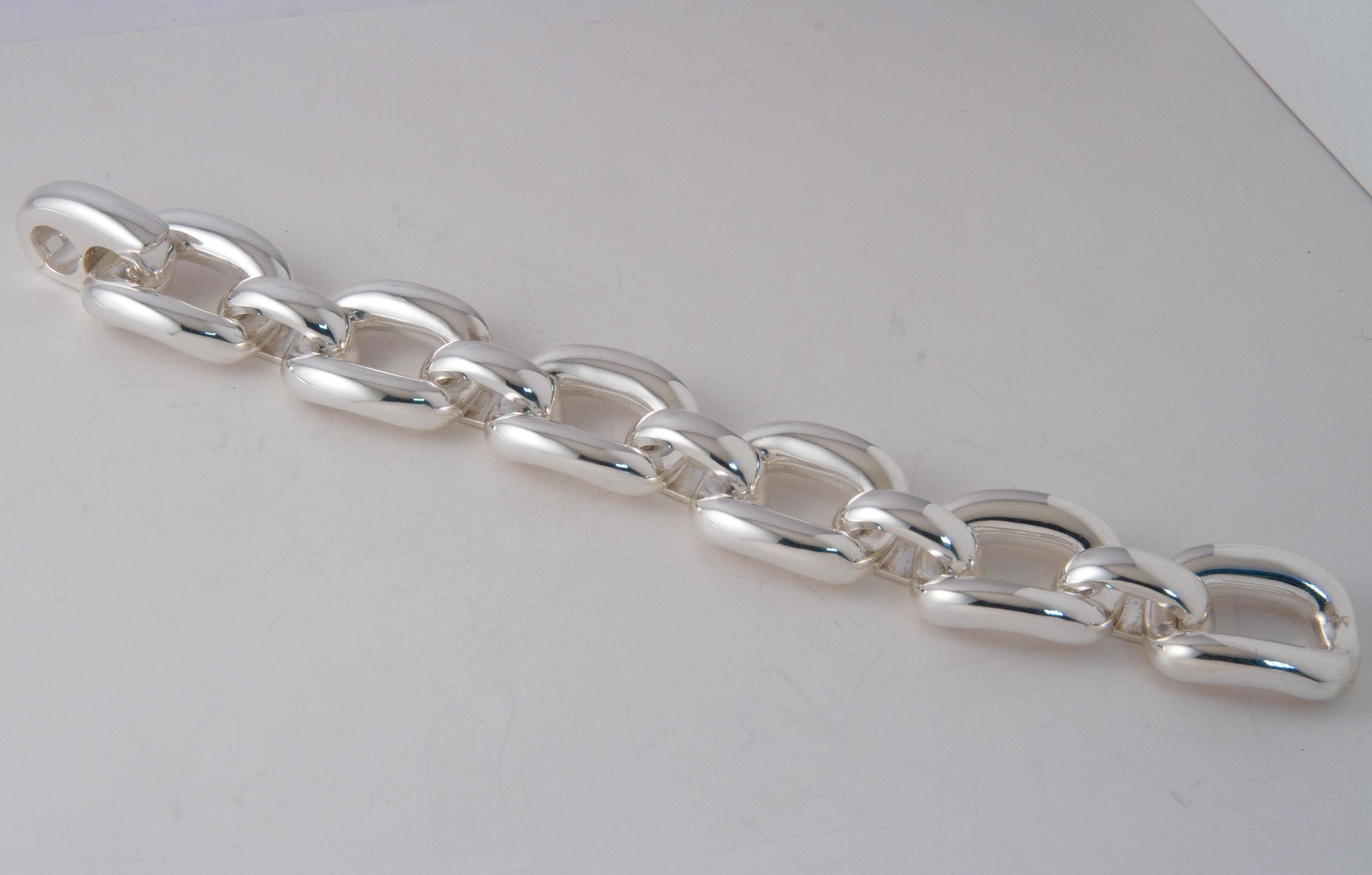 Solid silver 925
square link 
Weigth 114 grams
With security Claps 
