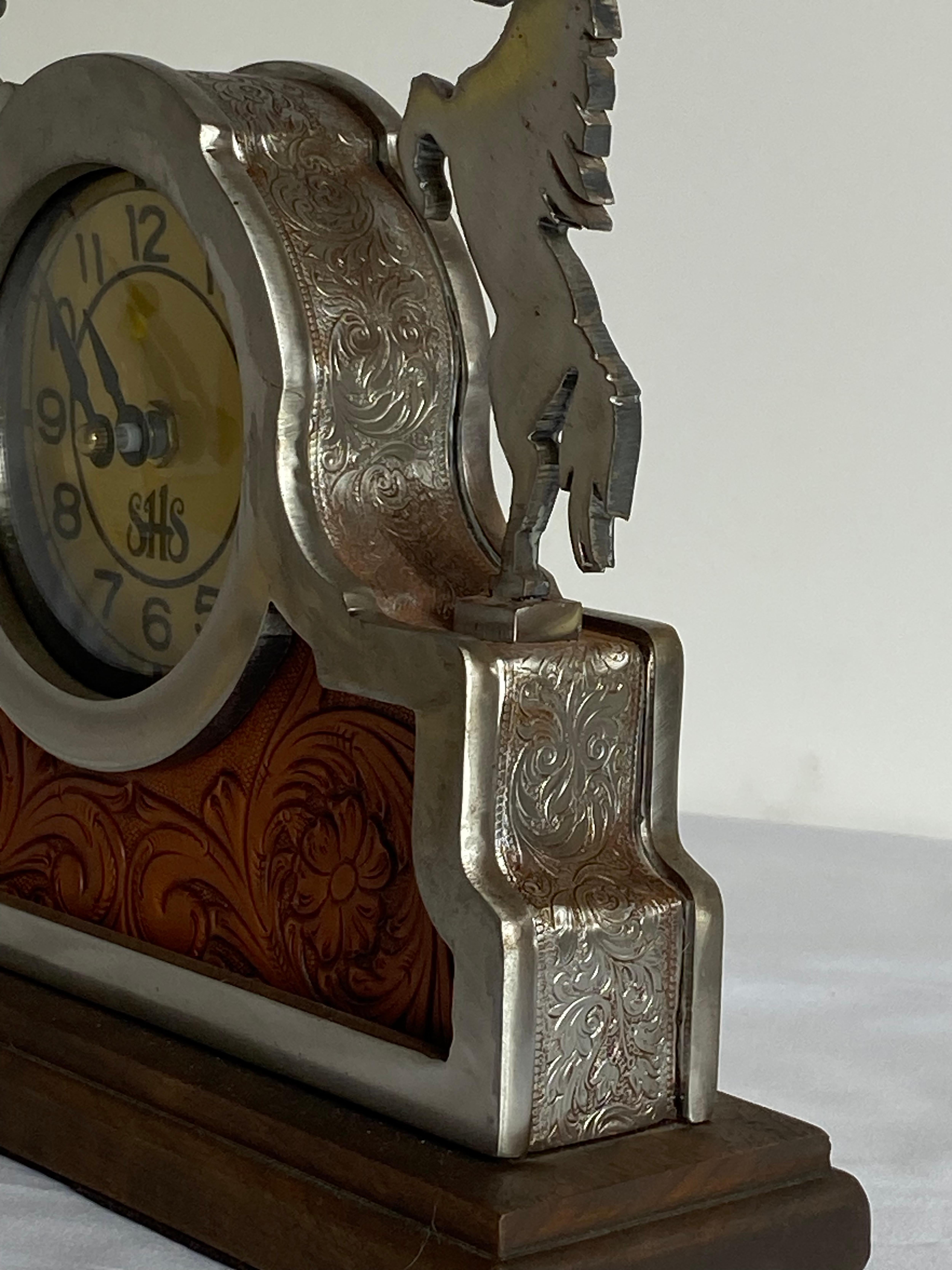 Classique américain Horloge de bureau en bois d'étalon argenté, cuir toilé et acier poli en vente