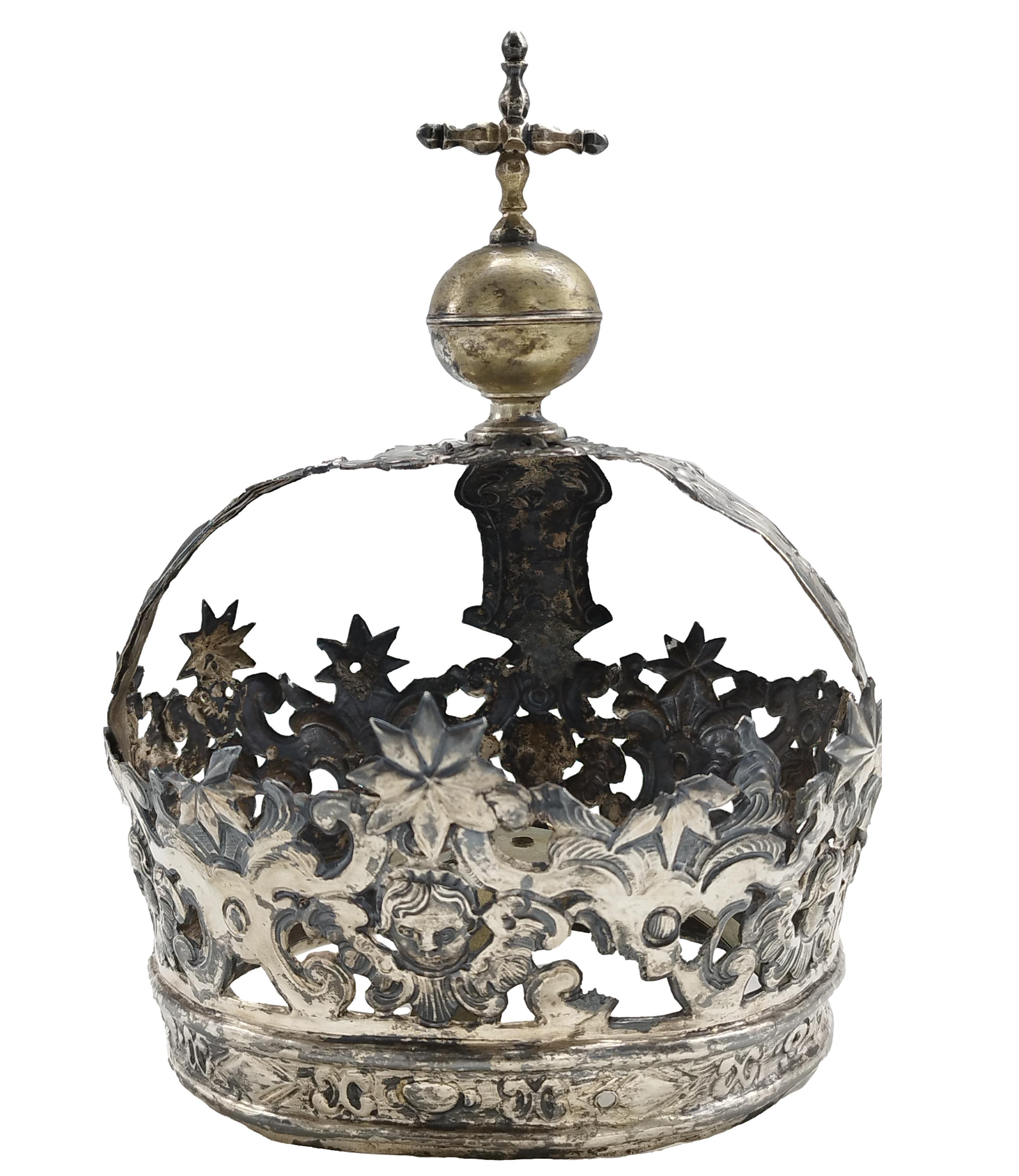 Large chased and embossed silver statue crown weighing 485 grams, apparently without hallmarking.
From Naples, Italy, circa 1800.

