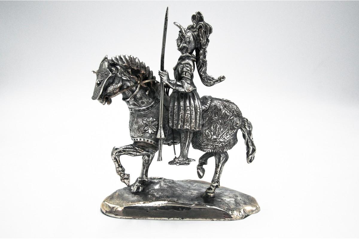 Diese Figur aus Italien stammt aus der zweiten Hälfte des 20. Jahrhunderts und zeigt einen Ritter zu Pferd

Silber-Test: 800

Gewicht: 1939,40 g

Benennung: LAVORATO A MANO

Abmessungen: Höhe 22 cm / Breite 18 cm / Tiefe. 11,5 cm.