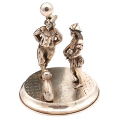 Silberne Statuette mit einer Gruppe von Akrobaten und einem Hund