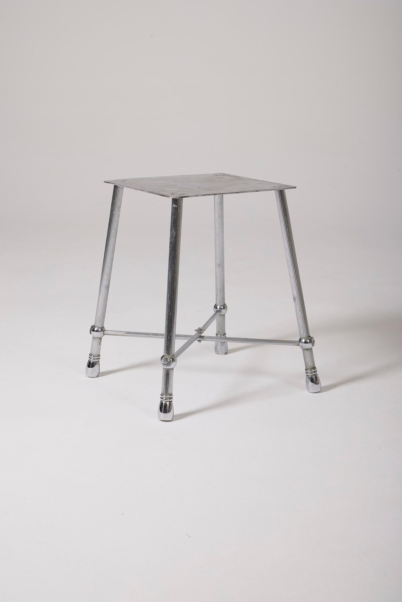 Square stool in silver-colored metal, in good general condition. Slight signs of wear are noted, which adds an authentic character to this piece of furniture.
LP2643