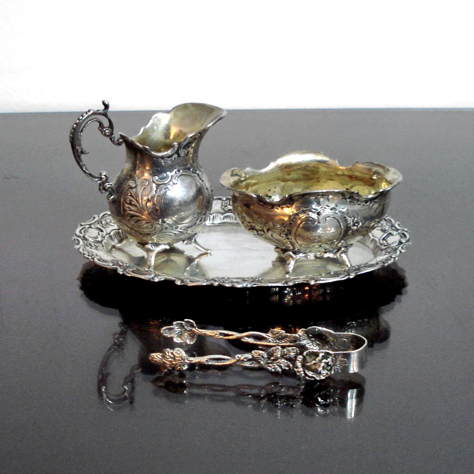 Silberne Zucker- und Sahnegarnitur - GEWE & MEMA - Rocaille Dekor - 1952
Code: BJ17-661
Ein charmantes vierteiliges Silberservice mit exquisiten, von der Rocaille inspirierten Ornamenten. Dieses Set aus der Mitte des Jahrhunderts besteht aus 835er