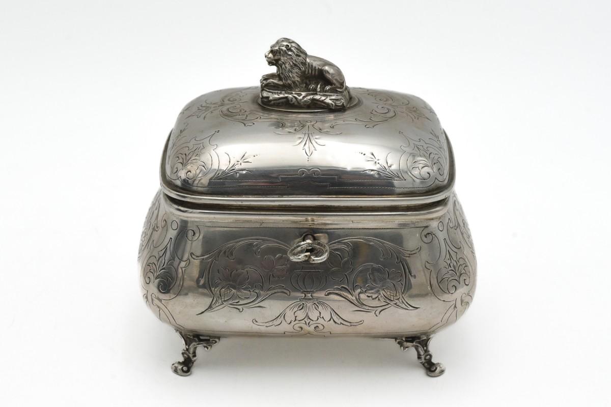 The silver Art Nouveau sugar bowl comes from Austria-Hungary from the late 19th century.

Lockable with a key. Decorated with an engraving with a plant motif, supported on four legs, the lid topped with the figure of a lion.

Produced between