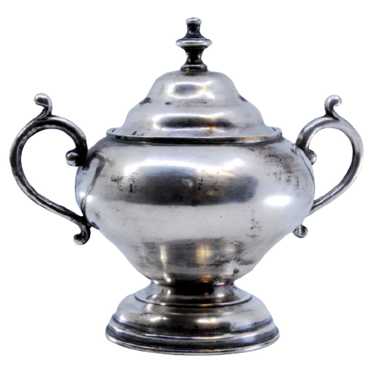 Sucrier en argent, base ronde et deux anses avec applications.