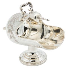Silver sugar bowl with floral motifs and engraved branches Silver sugar bowl with floral motifs and engraved branches