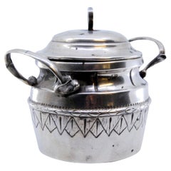 Sucrier en argent avec frise et gravures sur le pourtour et couvercle avec bouton.