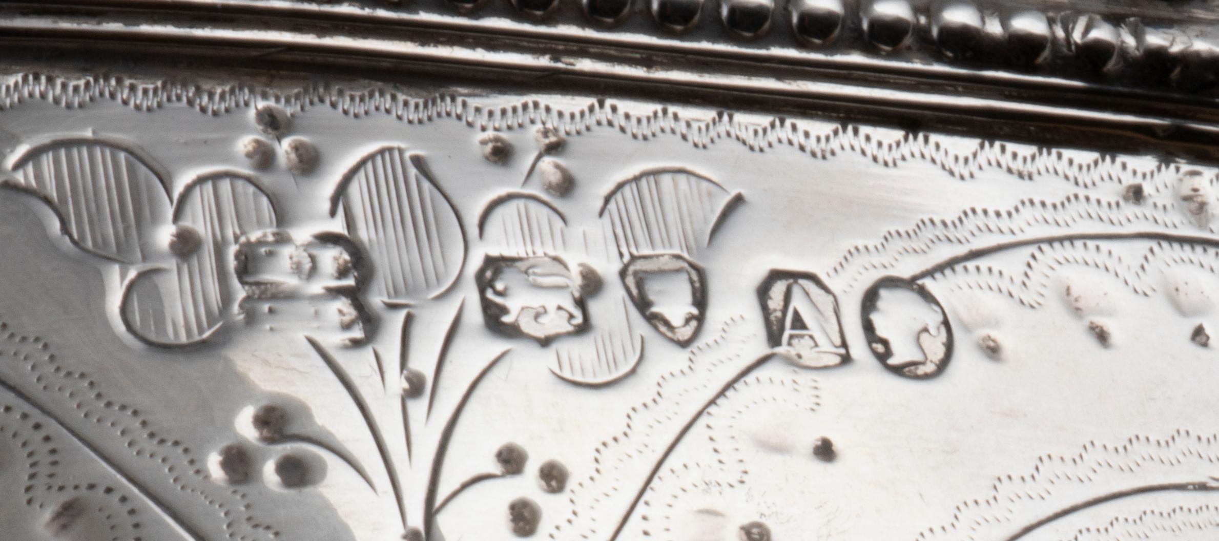 You are admiring a very pretty silver sugar bowl with handle, realized in London by Henry Jones Lias and his son in 1876.

Made of 925/1000 silver.

This splendid sugar bowl is characterized by an oval foot and a body engraved with floral