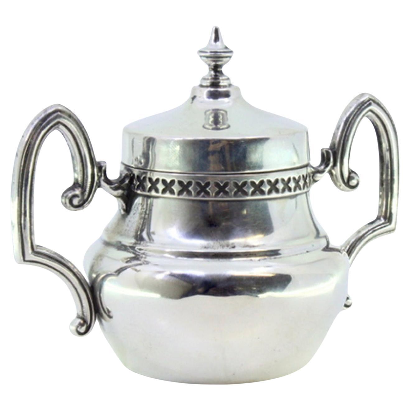 Sucrier en argent avec deux anses perlées et un bouton sur le couvercle