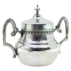 Sucrier en argent avec deux anses perlées et un bouton sur le couvercle