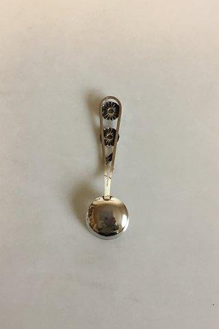 Silver sugar spoon with 2 daisys.

Measures 12,2cm / 4 4/5