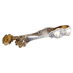 Silberne Zuckerzange in Form von Klauen mit erhabenen floralen Motiven