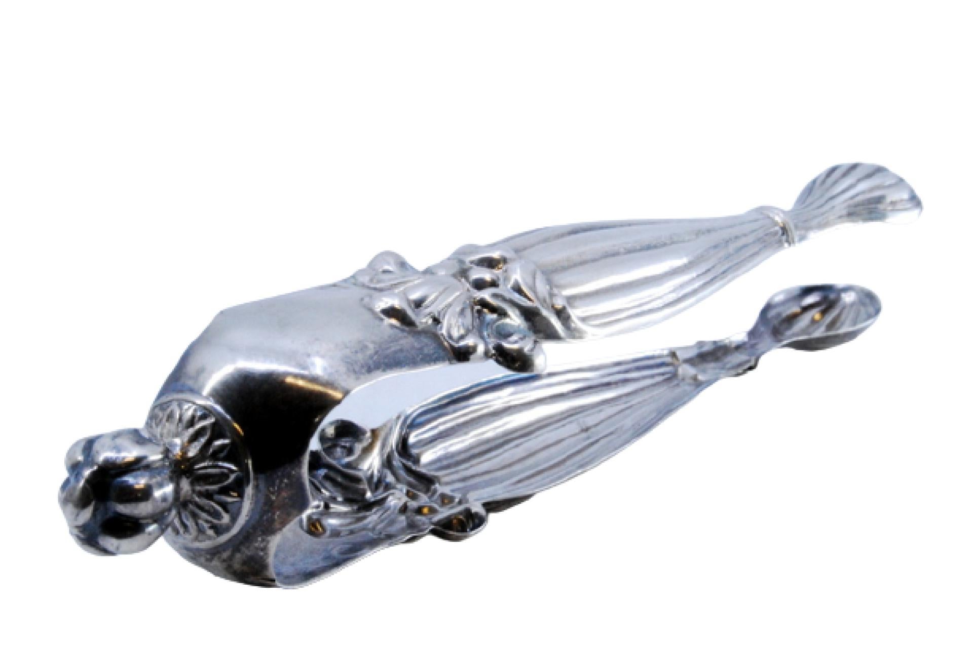 Silver sugar tongs with fluted reliefs and applications For Sale