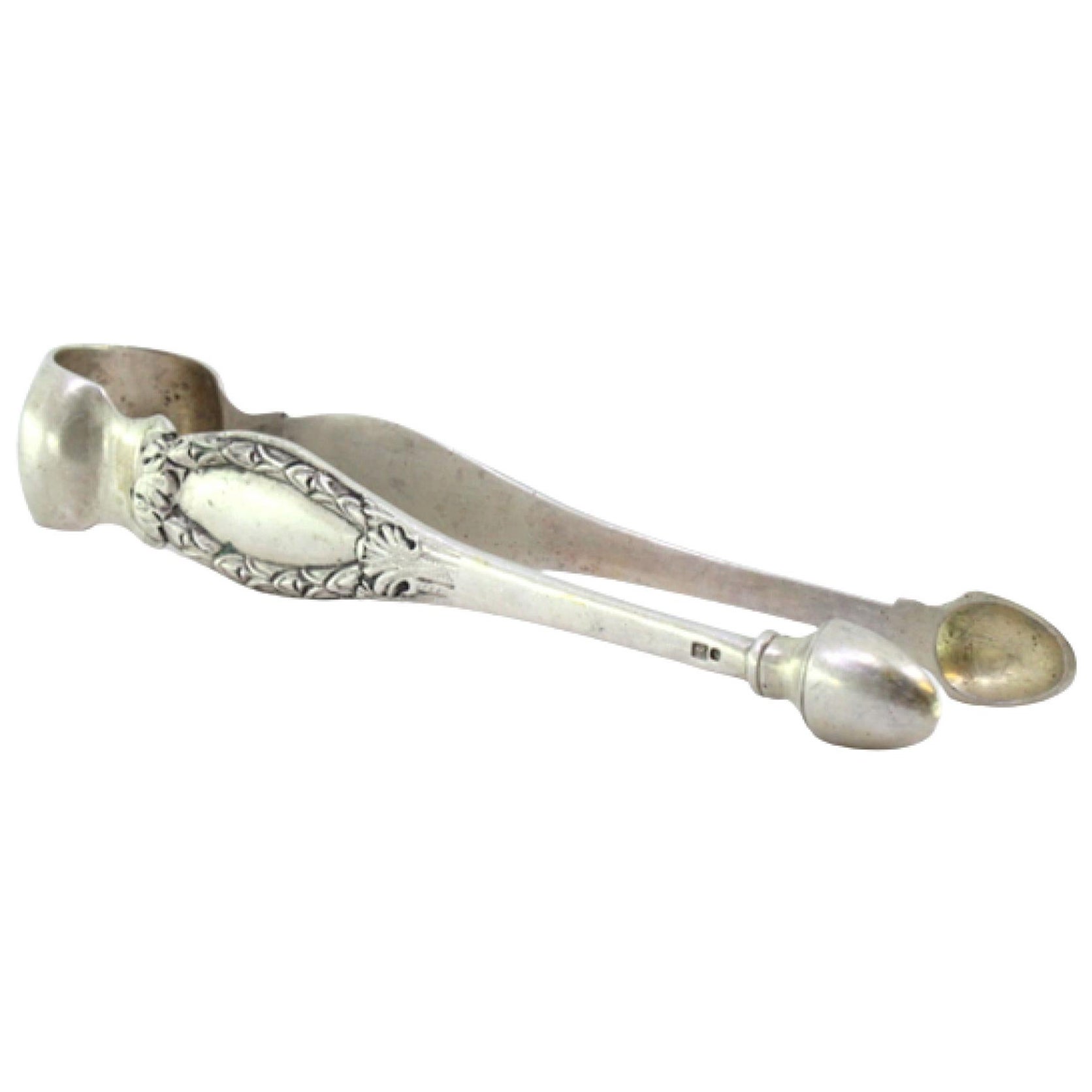 Silver sugar tongs with reliefs and monogram cards en venta