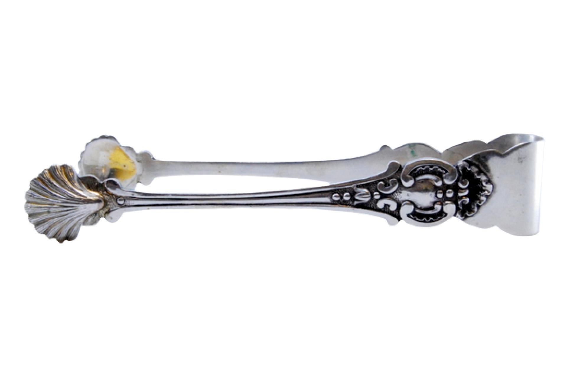 Silver sugar tongs with reliefs and scallop shells For Sale