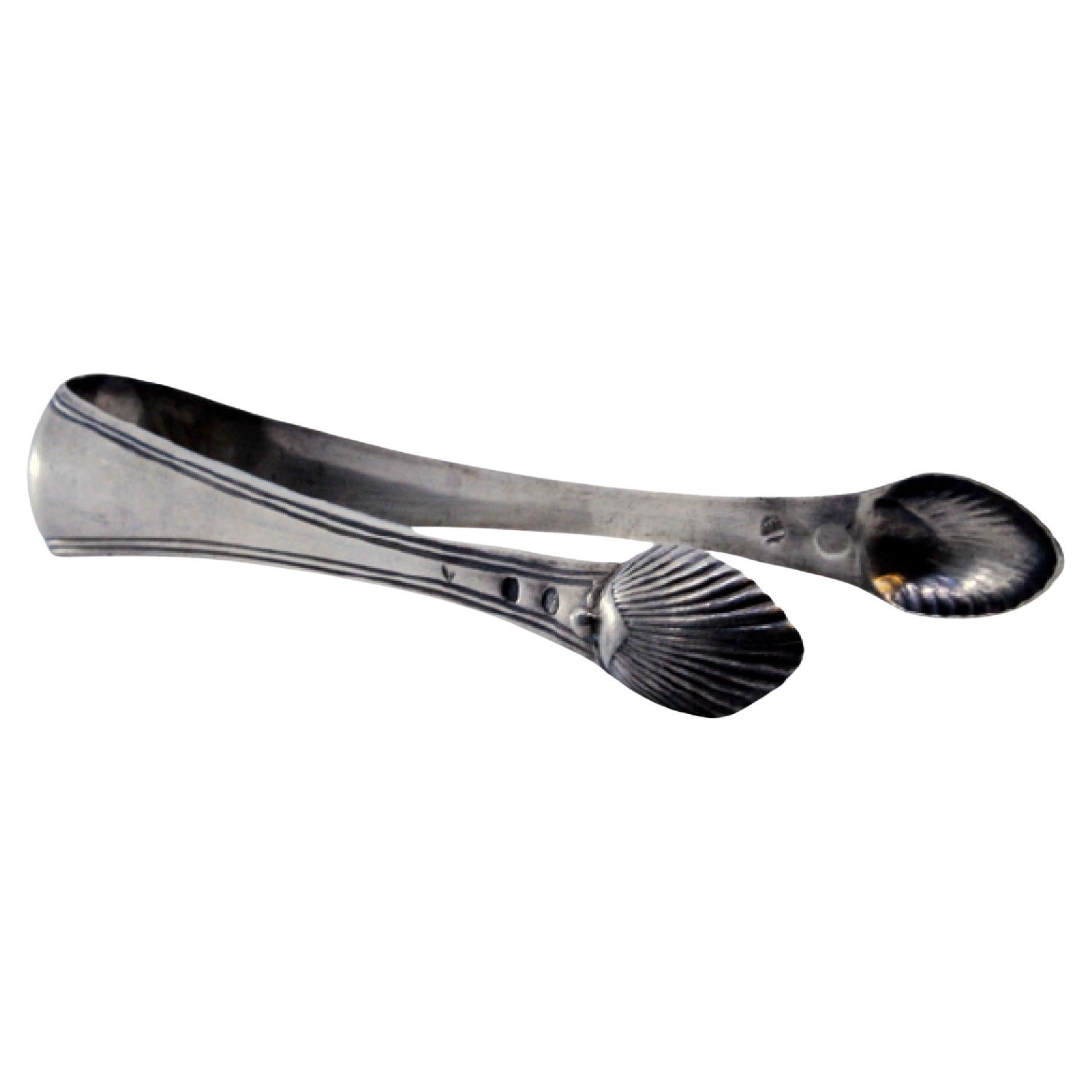 Silver sugar tongs with shell-shaped trim and tongs en venta