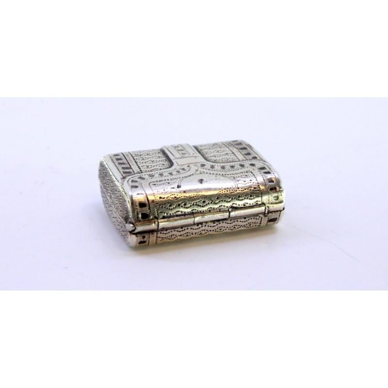 Silver suitcase-shaped vinaigrette with engraved lid, George V period In Good Condition For Sale In Porto, PT