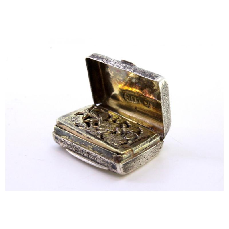 Silver suitcase-shaped vinaigrette with engraved lid, George V period For Sale 1