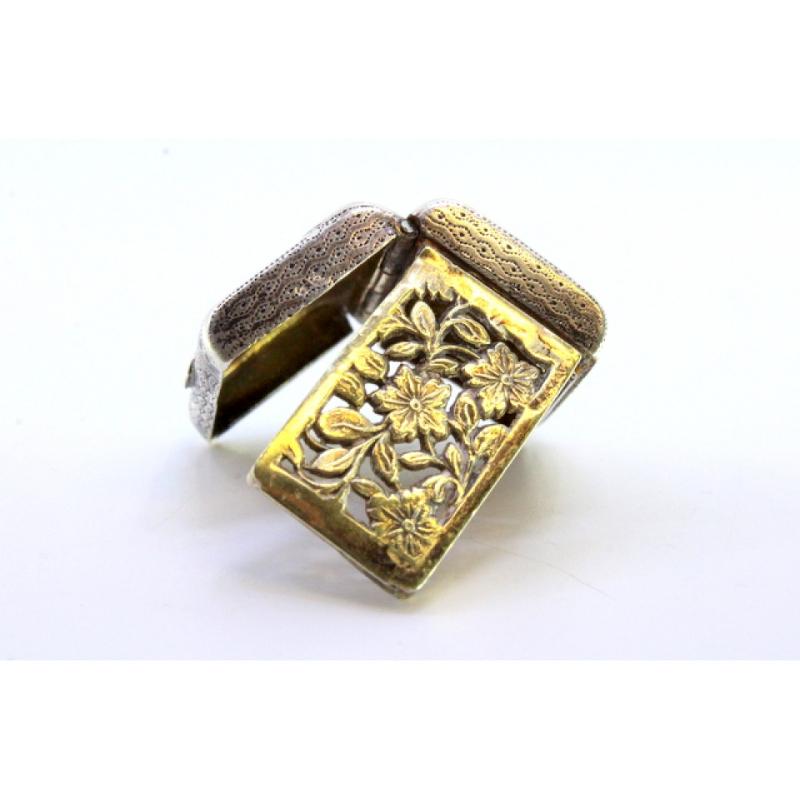 Silver suitcase-shaped vinaigrette with engraved lid, George V period For Sale 2