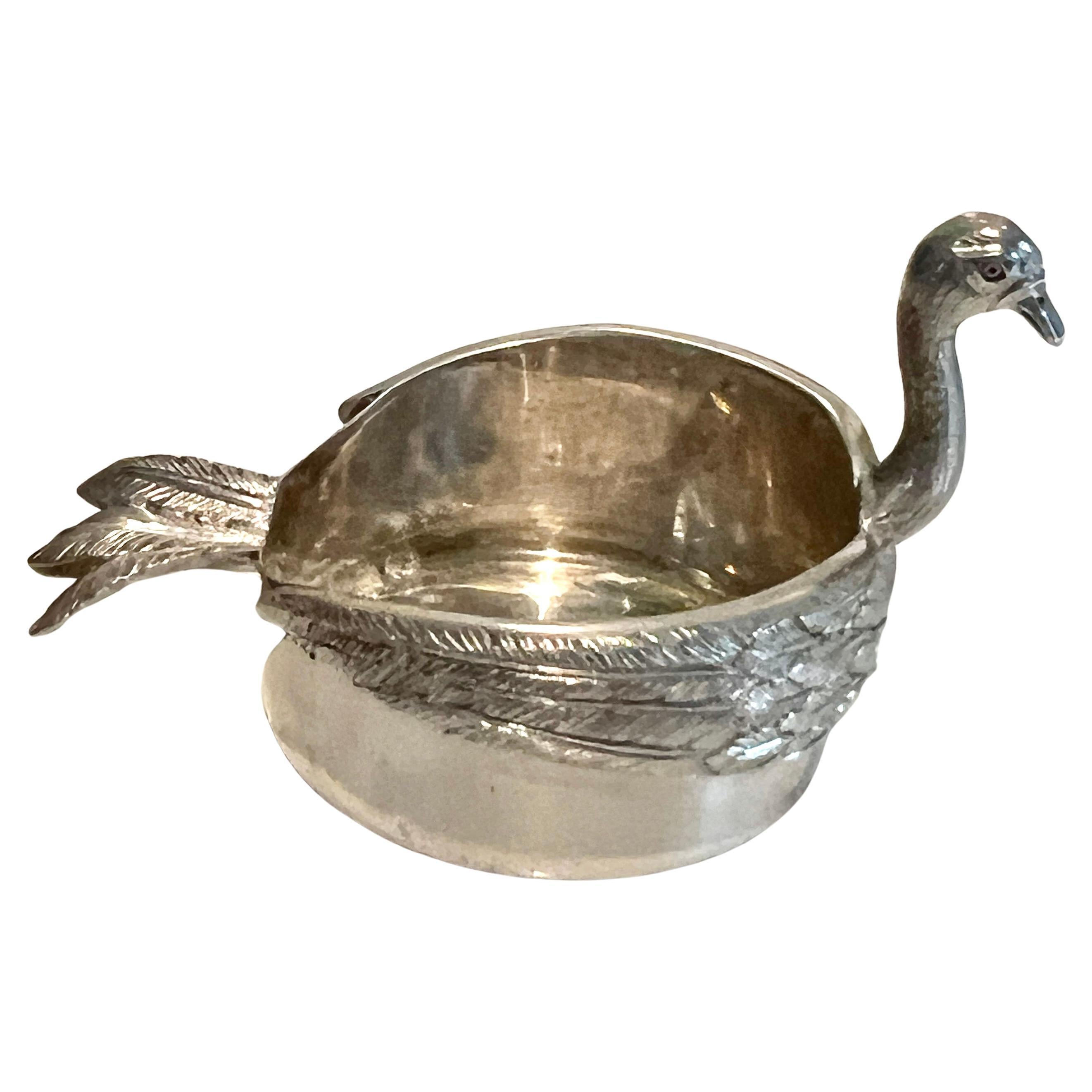 Cendrier en argent ciselé à la main en forme de cygne portugais Mergulhao Cuvette à sel Tous les détails des plumes et des panaches arrière sont très soignés.  La pièce peut être purement décorative et orner n'importe quelle étagère, plate-forme ou
