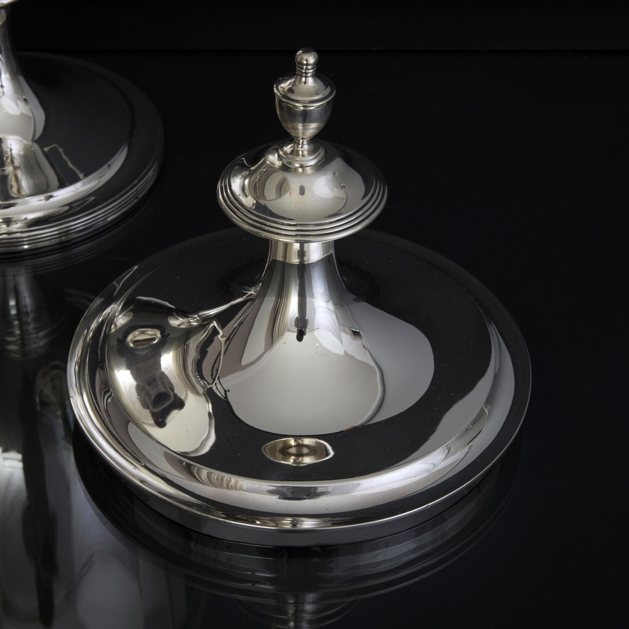 Edwardian neoclassical style sterling silver trophy cup & cover In Good Condition In London, GB