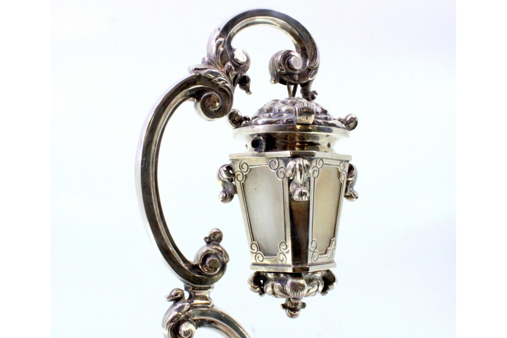 20ième siècle Silver table lamp suspended on relief structure with raised base, electrified en vente