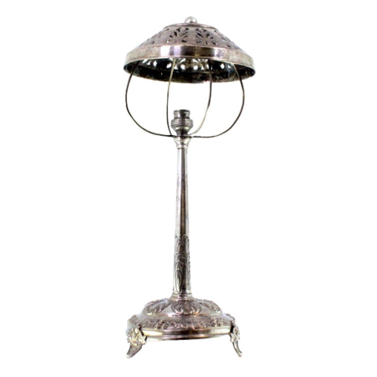 Lampe de table en argent avec des reliefs floraux sur une base circulaire et des pieds en acanthe. en vente