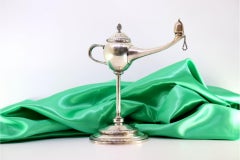 Silver table lamp with reliefs, knobbed lid, on circular beaded base