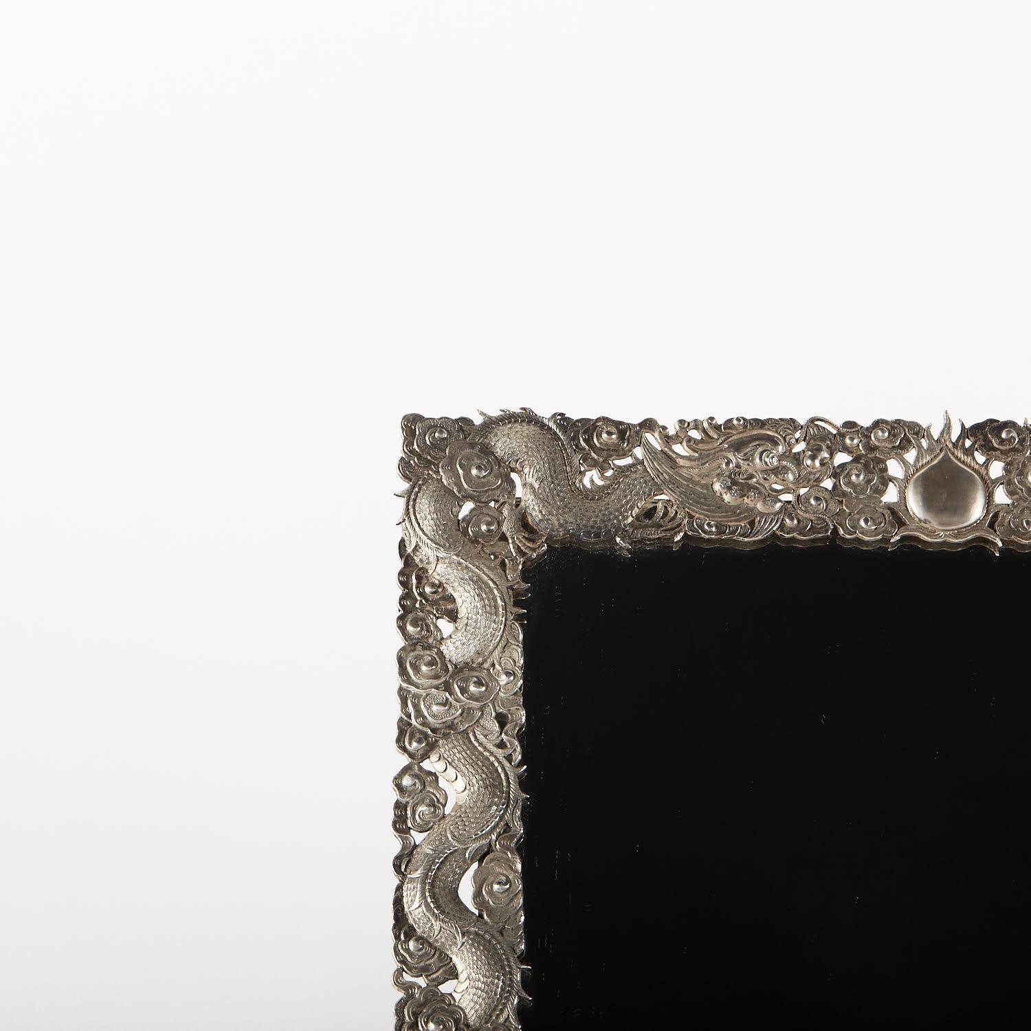Miroir de table en argent, Art of Asia, 19e siècle.

Miroir de table en argent du XIXe siècle, Art of Asia, Chine.
H : 22,5cm, L : 26cm, P : 1,2cm