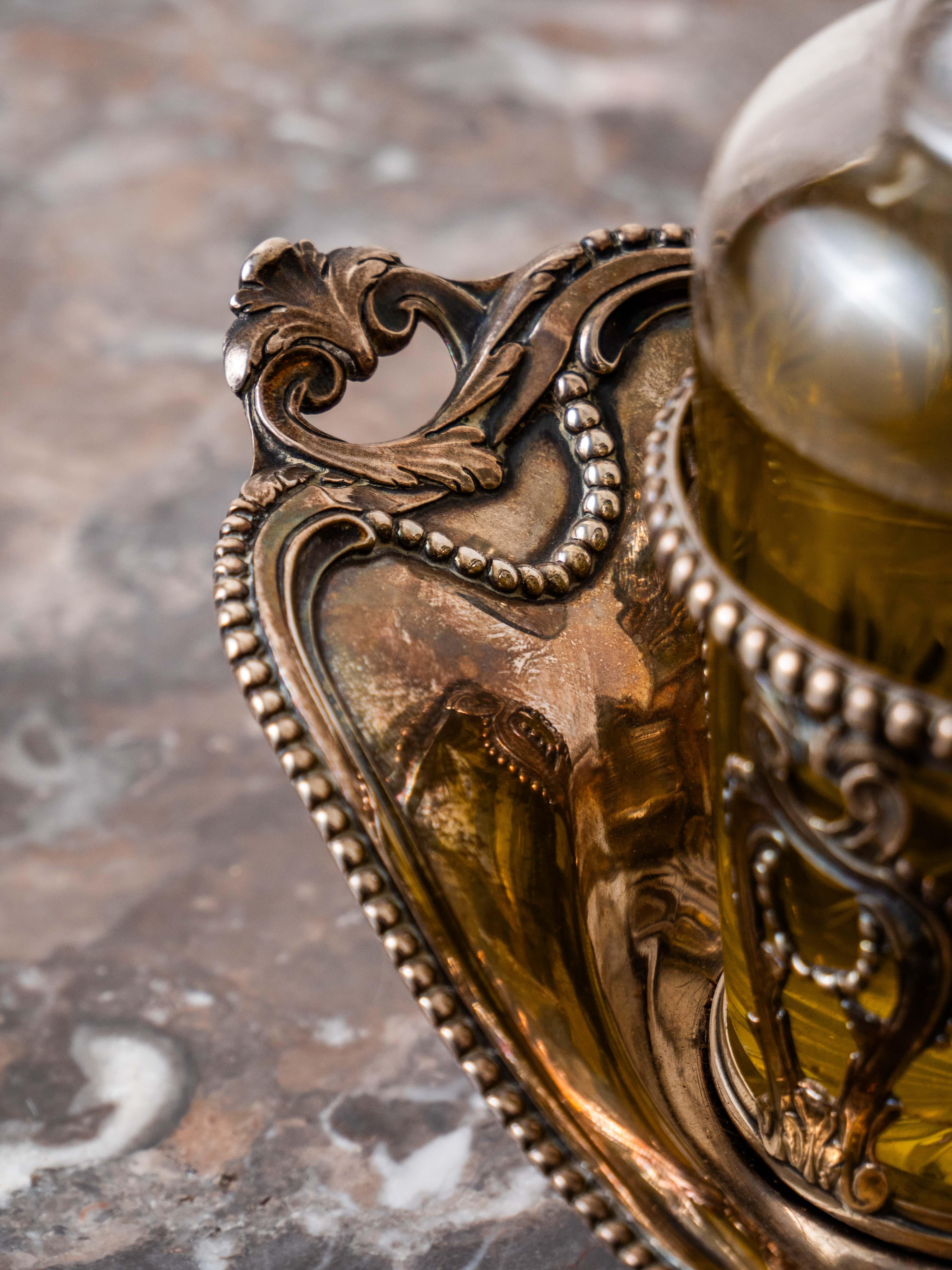 Silver table oil and vinegar set with coat of arms For Sale 3