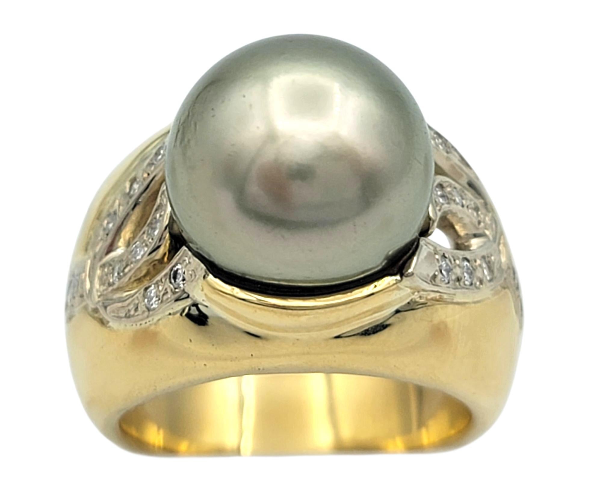 Contemporaneo Anello a fascia larga in argento con perle di Tahiti e diamanti in oro bicolore 18 carati in vendita