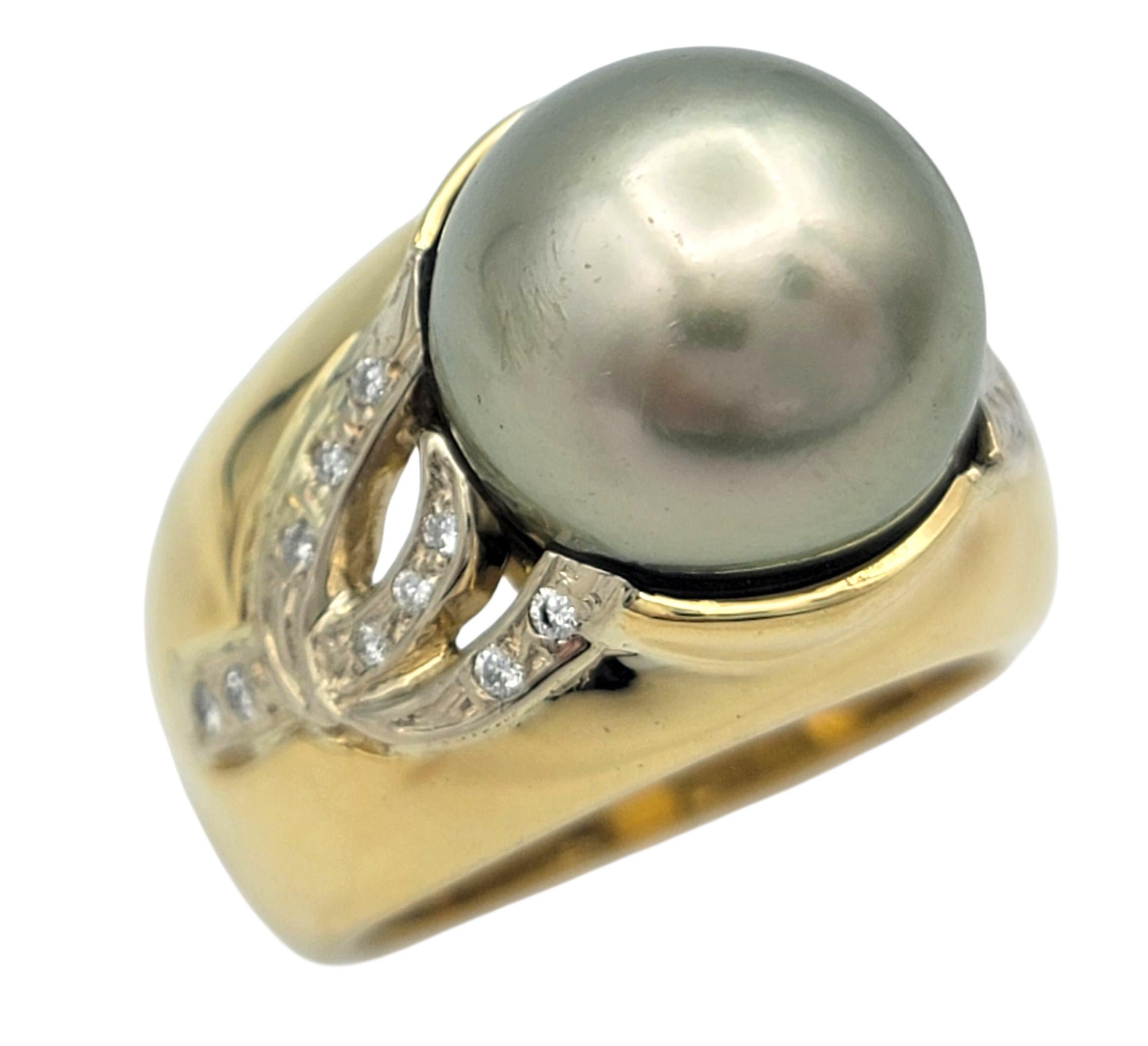 Taglio rotondo Anello a fascia larga in argento con perle di Tahiti e diamanti in oro bicolore 18 carati in vendita