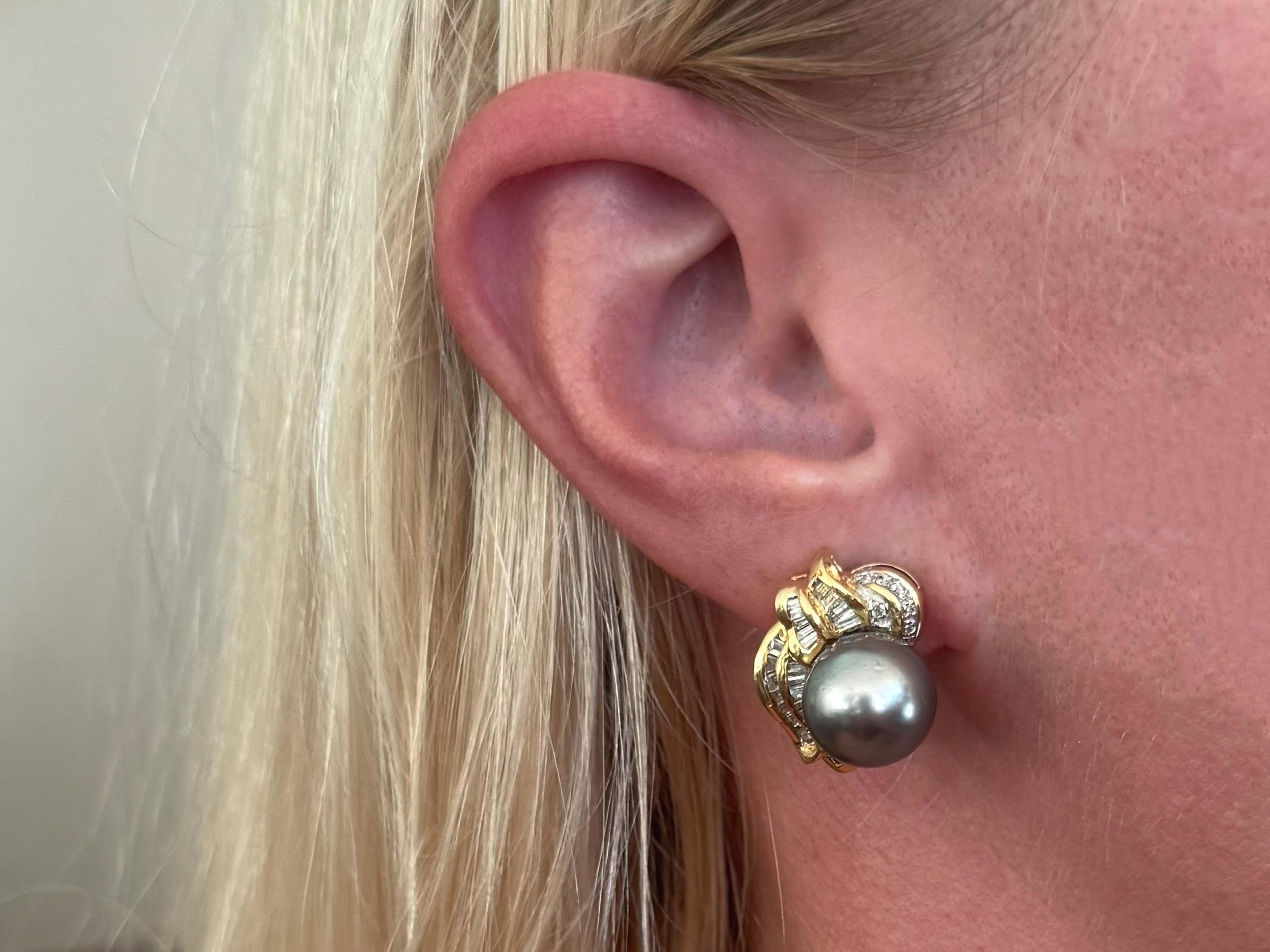 Earrings Specifications:

Metal: 18k Yellow Gold

Earring Diameter: 0.65